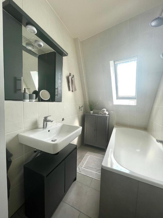 City Apartment, Ferienwohnung 3 Zkdb, Balkon, Dachgeschoss, Naehe Duesseldorf เครเฟลด์ ภายนอก รูปภาพ